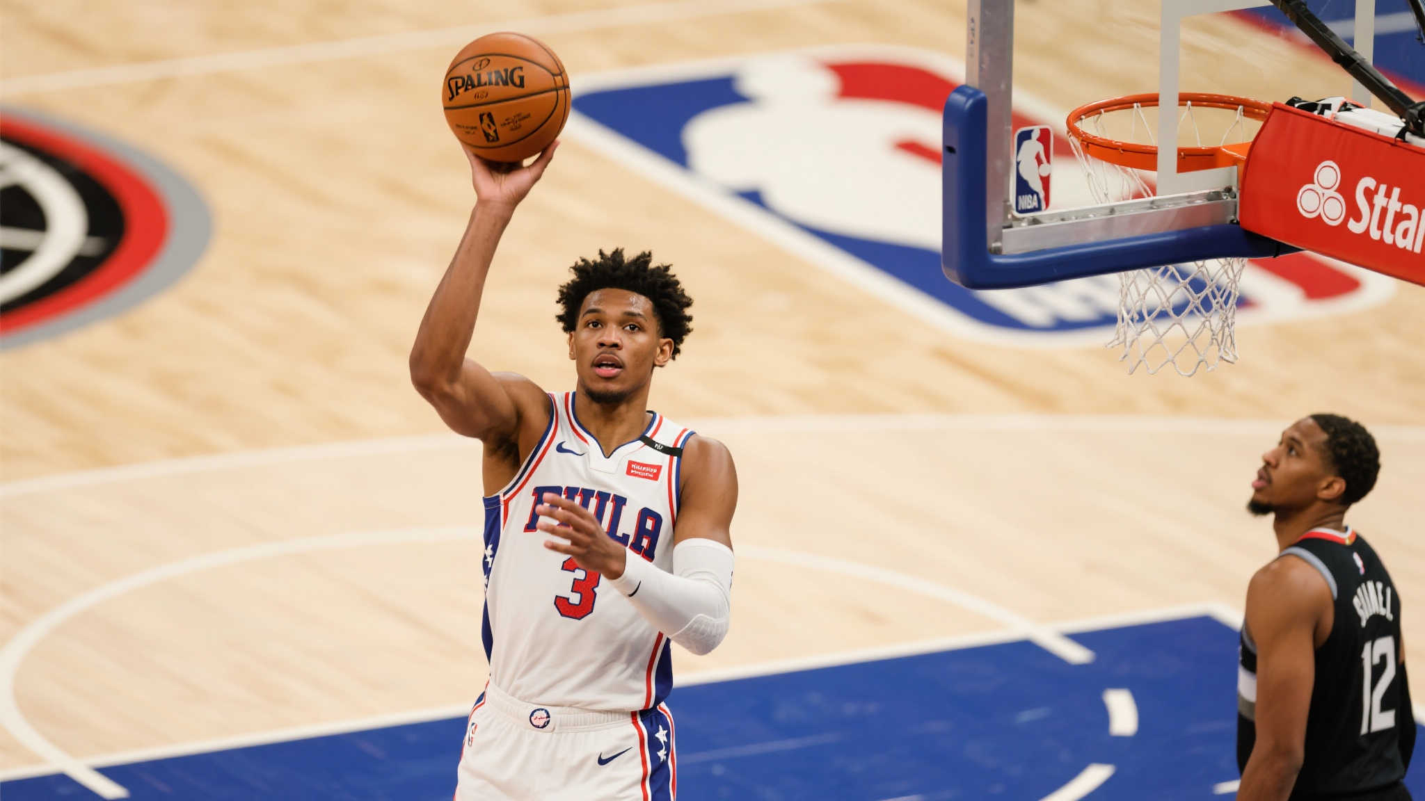 分析具体表现数据，除了全场贡献显然亮眼外，我们注意